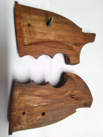 Vendo cachas anatomicas para Revolver S&W 686.
Son para manos medianas y pequeñas. Hechas con madera 20