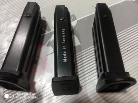 Vendo lote de tres cargadores de HK originales para el modelo USP Compact....dos de ellos con apoyo para 00