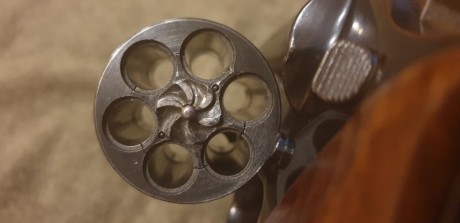 Buenas noches vendo revolver astra match de 6" calibre 38 especial.El revolver como se puede ver 21