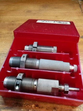 Vendo en perfecto estado, juego de dies del 30.06 + su factory crimp de la marca Hornady
El precio es 00