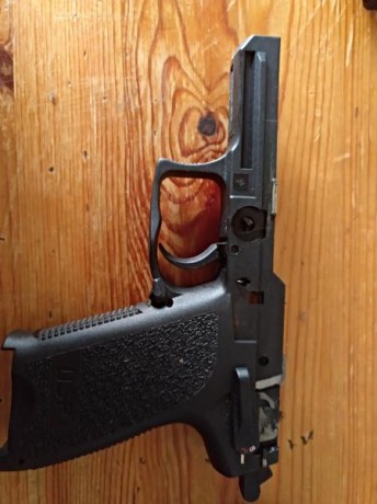 Hola. Me interesa cambio de hk compact por Glock 19. La entrego con maletín y el un cargador. El arma 10