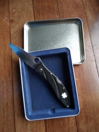 Vendo esta navaja de la casa Spyderco, fabricada en Seki (Japon) en acero VG-10 y diseñada por Frank Centofante.
La 02