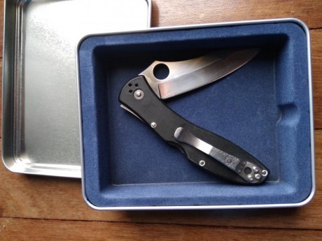Vendo esta navaja de la casa Spyderco, fabricada en Seki (Japon) en acero VG-10 y diseñada por Frank Centofante.
La 01