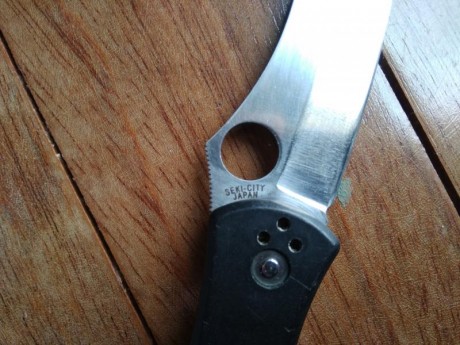Vendo esta navaja de la casa Spyderco, fabricada en Seki (Japon) en acero VG-10 y diseñada por Frank Centofante.
La 00