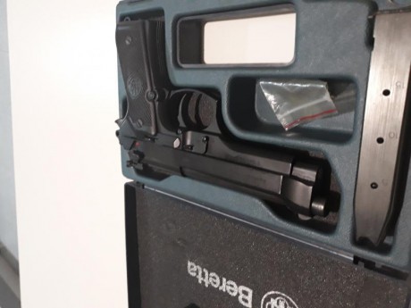 Hola compañeros pongo ala venta una beretta 92fs en perfecto estado de funcionamiento y estético con su 10