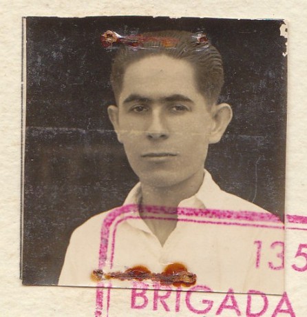  EN RECUERDO Y HOMENAJE A LOS QUE YA NO ESTÁN. 

Si pones en  GOOGLE    PASAPORTES EN LA MEMORIA   da 10