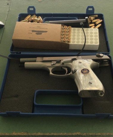 Vendo Beretta 92fs inox como nueva apenas usada por darme de Baja y no renovar esta guiada en F con cachas 01