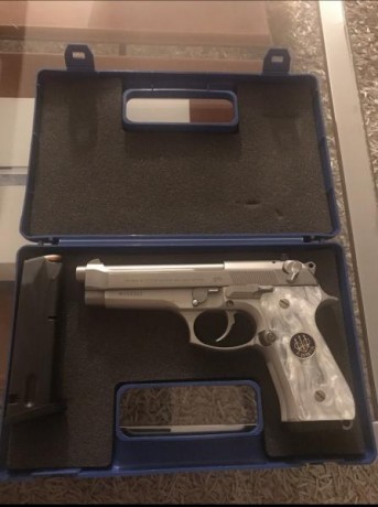 Vendo Beretta 92fs inox como nueva apenas usada por darme de Baja y no renovar esta guiada en F con cachas 00