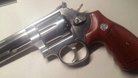 Pongo a la venta mi Revolver Smith Welsson de seis pulgadas  guiado en F estoy quitando cosillas por la 10