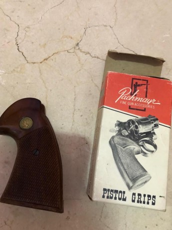 Se vende colt Python de 6 Pulgadas en un estado muy bueno, con funda a medida realizada  en Kydex.
arma 61