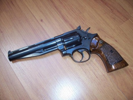 Buenos días.

Llevo tiempo queriendo ponerle cachas nuevas a un revolver Llama 38 special y no soy capaz 102