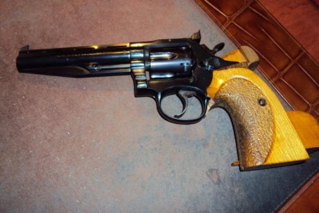 Buenos días.

Llevo tiempo queriendo ponerle cachas nuevas a un revolver Llama 38 special y no soy capaz 100