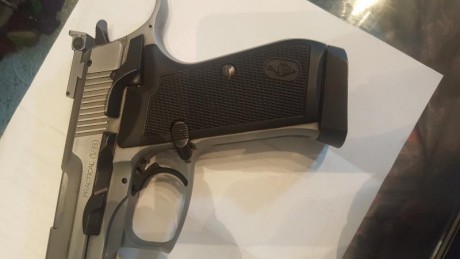 Vendo  pistola bernardelli dél 9pb por no darle uso
Funciona perfectamente muy pocos disparos
Esta muy 02