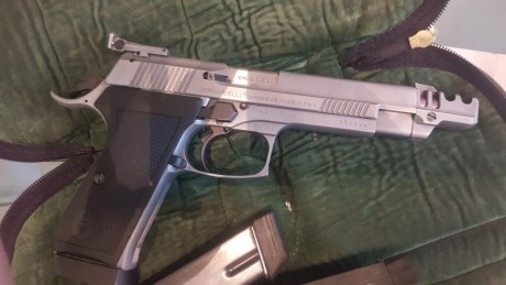 Vendo  pistola bernardelli dél 9pb por no darle uso
Funciona perfectamente muy pocos disparos
Esta muy 01