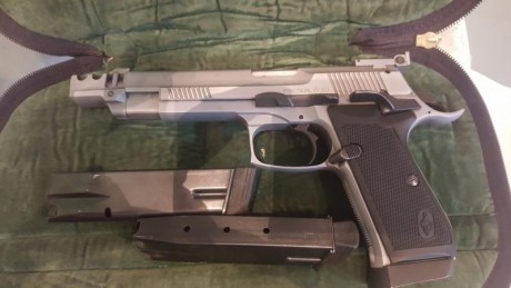 Vendo  pistola bernardelli dél 9pb por no darle uso
Funciona perfectamente muy pocos disparos
Esta muy 00
