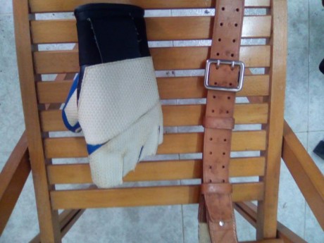 Buenos días, pongo a la venta un guante talla M sin uso y una correa de cuero, por tener varios y estar 01