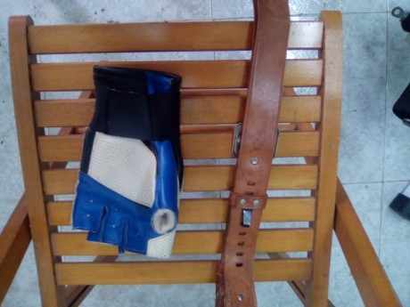 Buenos días, pongo a la venta un guante talla M sin uso y una correa de cuero, por tener varios y estar 00