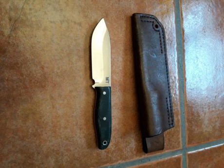 Cuchillo MT bushcraft en acero Bohler N690Co, cachas de micarta verde y funda de cuero marrón. Hoja de 01