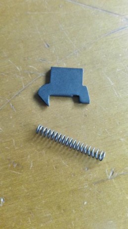 Vendo uña extractora y muelle de carabina Adler Jäger AP-80, (Kalashnikov). Válida también para la AP-84 00