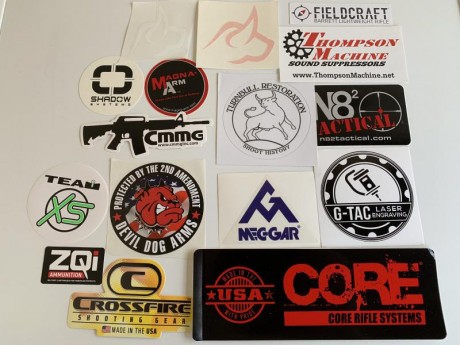 Se venden adhesivos marcas de armas, munción, caza etc. Coste de envío 0,70 euros por carta ordinaria 00