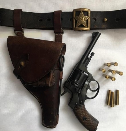 Hola compañeros. Pongo a la venta el Revolver Nagant. 
Con cinturón , con su funda original. Regalo la 00