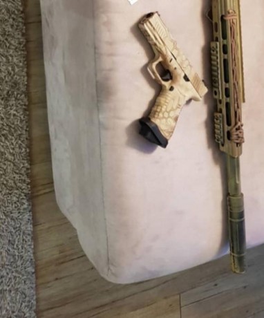 Tan solo tiene 2 partidas, tengo funda, pernera, modelo de pistola real. La pistola tiene carcasa real.
Su 01