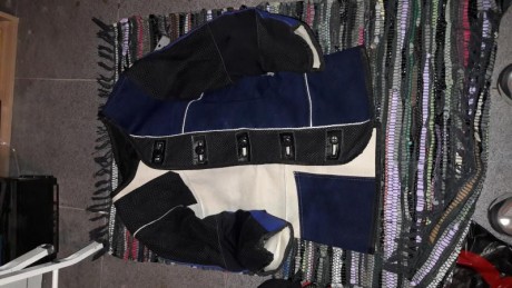 vendo chaqueta de tiro anchutz t 48precio 100 euros esta nueva. esta en madrid 52
