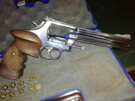 Pulido a mano  con poco poquisimo uso  unos 200 disparos cal 357 Magnun con empuñadura original. Con un 01