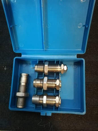 Vendo el juego de dies de la marca DILLON del calibre 38 Especial/357 Magnun en perfecto  estado.
Asimismo 00