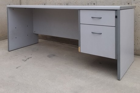 Buenos días a Tod@s,

Tengo una Dillon 550 en una mesa que tenía atornillada a la pared, todo funcionaba 80