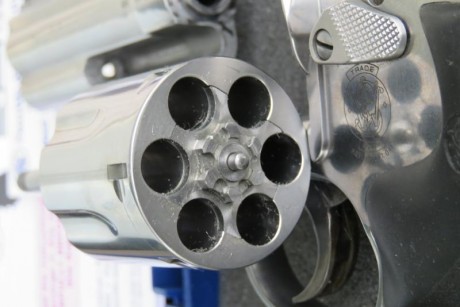 Vendo mi revolver S&W modelo 686 4 pulgadas 357/38 en perfectas condiciones, con maletín original 11