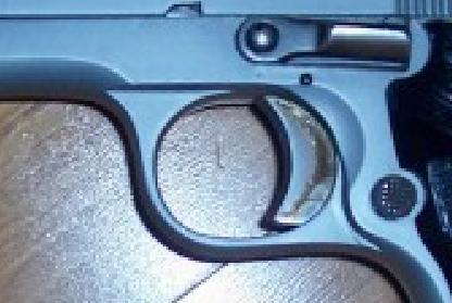 he visto una beretta con el disparador,martillo,retenedor de corredera y otra partes de color dorado oscuro, 21