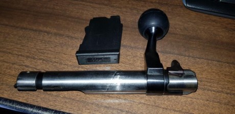 ES UNA CARABINA DEL 22 LR, CON CAÑON DE 12 ESTRIAS PARA CENTRAR MEJOR EL PROYECTIL, DE CERROJO CON CARGADOR 22