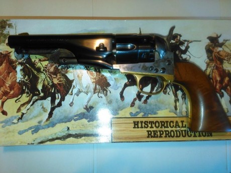 Precioso revolver utilizado por las fuerzas del orden estadounidenses de su época.
Peso :1,15 kg.
Largo 02