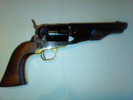 Precioso revolver utilizado por las fuerzas del orden estadounidenses de su época.
Peso :1,15 kg.
Largo 01