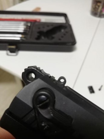 Hola compañeros, alguien sabría decirme cómo desmontar el alza de una Walther P 22 
No se como se hace 121