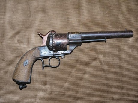 Vendo revolver Lefaucheaux simple acción 12mm, fabricación española. Incrustaciones de oro en el cañon. 01