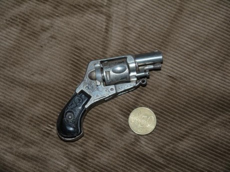 Vendo revolver "puppy" cal. 22 short. Niquelado y gravado, muy pequeño, buen estado, fabricación 01