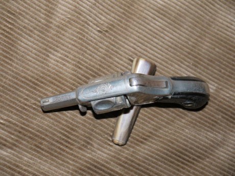 Vendo revolver "puppy" cal. 22 short. Niquelado y gravado, muy pequeño, buen estado, fabricación 00