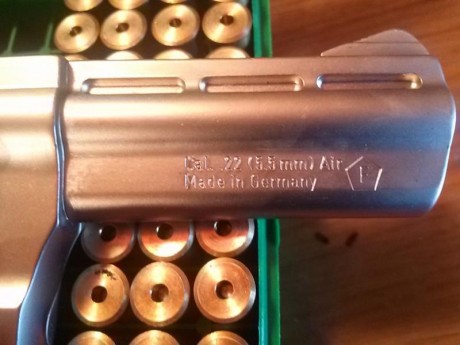 SISTEMA BROCOCK CAL.22
FABRICADA EN ALEMANIA
CAJA CON 35 CARTUCHOS.
MODULO DE CARGA DE AIRE
ACESORIO Y 02