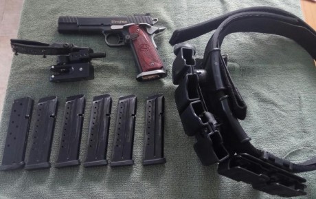Se vende lote compuesto por pistola STI Trojan para la modalidad de Clasic, calibre 9mm, punto mira de 02