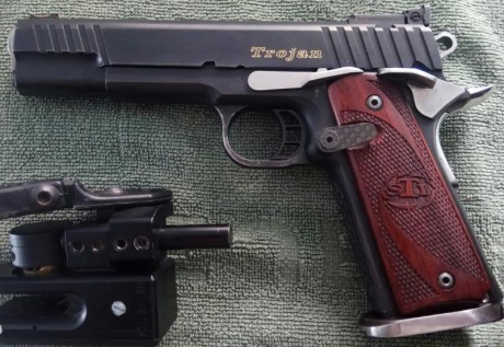 Se vende lote compuesto por pistola STI Trojan para la modalidad de Clasic, calibre 9mm, punto mira de 00