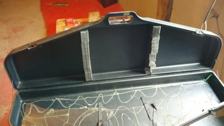 Hola ! . Vendo una maleta para arco de poleas , con forma piramidal +- , doble pared , en buen estado 01