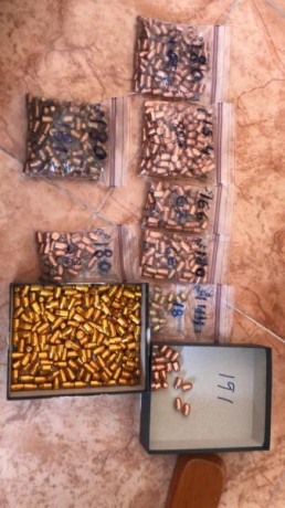 Vendo 500 vainas del calibre 40 y unas 880 puntas de diversos pesos y formas. Todo por 156 euros. En caso 01