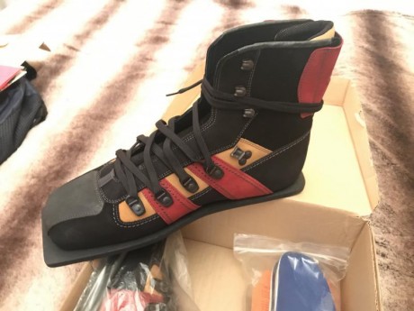  Buenas a todos

Vendo: Botas de Tiro Carabina Corami Suizas con sus correspondientes plantillas Talla 02