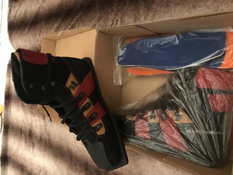  Buenas a todos

Vendo: Botas de Tiro Carabina Corami Suizas con sus correspondientes plantillas Talla 01