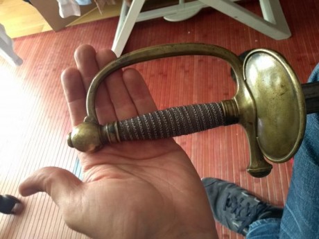 Hola. Un conocido vende estos sables franceses. Un sable de caballeria,una espada de ceñir de oficial,un 01
