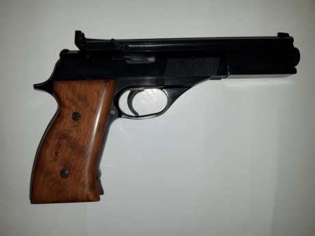 Se vende pistola astra, calibre 22 lr. Guiada en F. Con 2 cargadores, caja original y maletín de transporte. 02