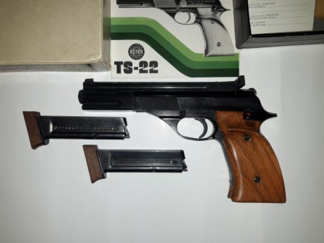 Se vende pistola astra, calibre 22 lr. Guiada en F. Con 2 cargadores, caja original y maletín de transporte. 01