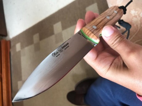 Cuchillo de bushcraft Nieto Terrano en acero al carbono O2 y cachas de olivo con separadores verdes, nuevo 40